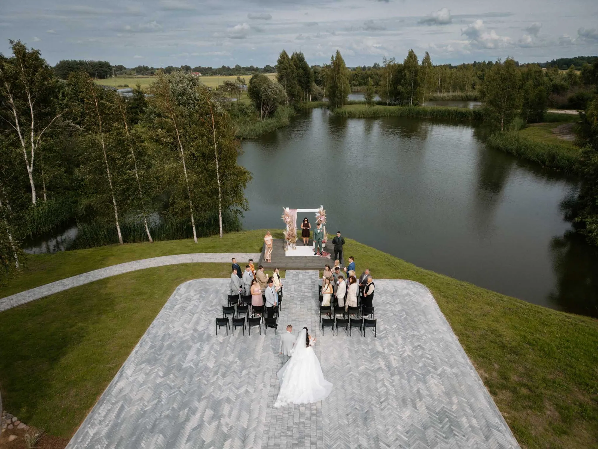 Ceremonija pie ezera no augšas