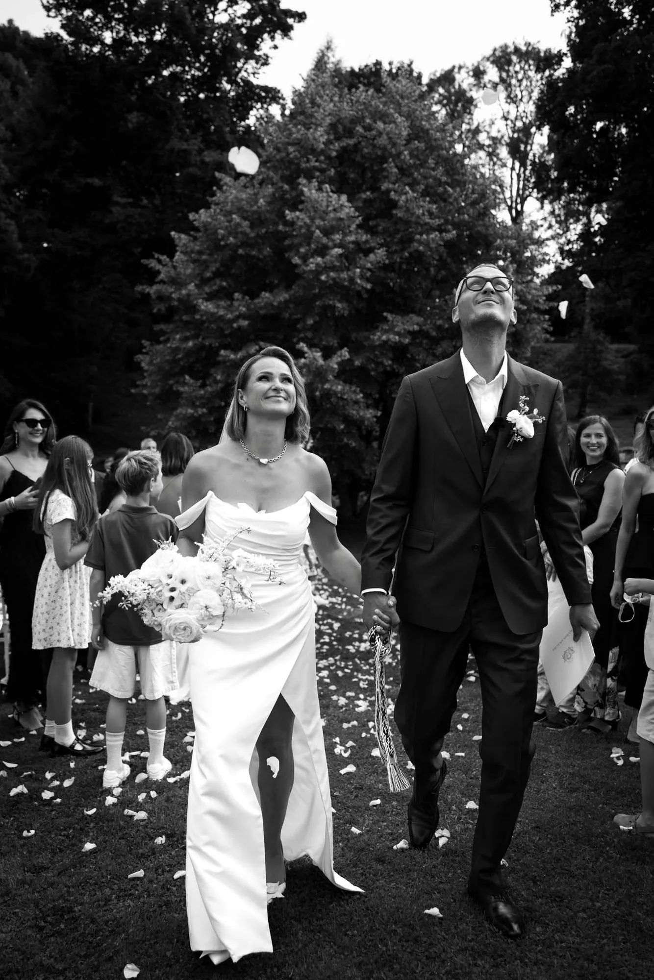 Pāris iziet no ceremonijas, melnbalts